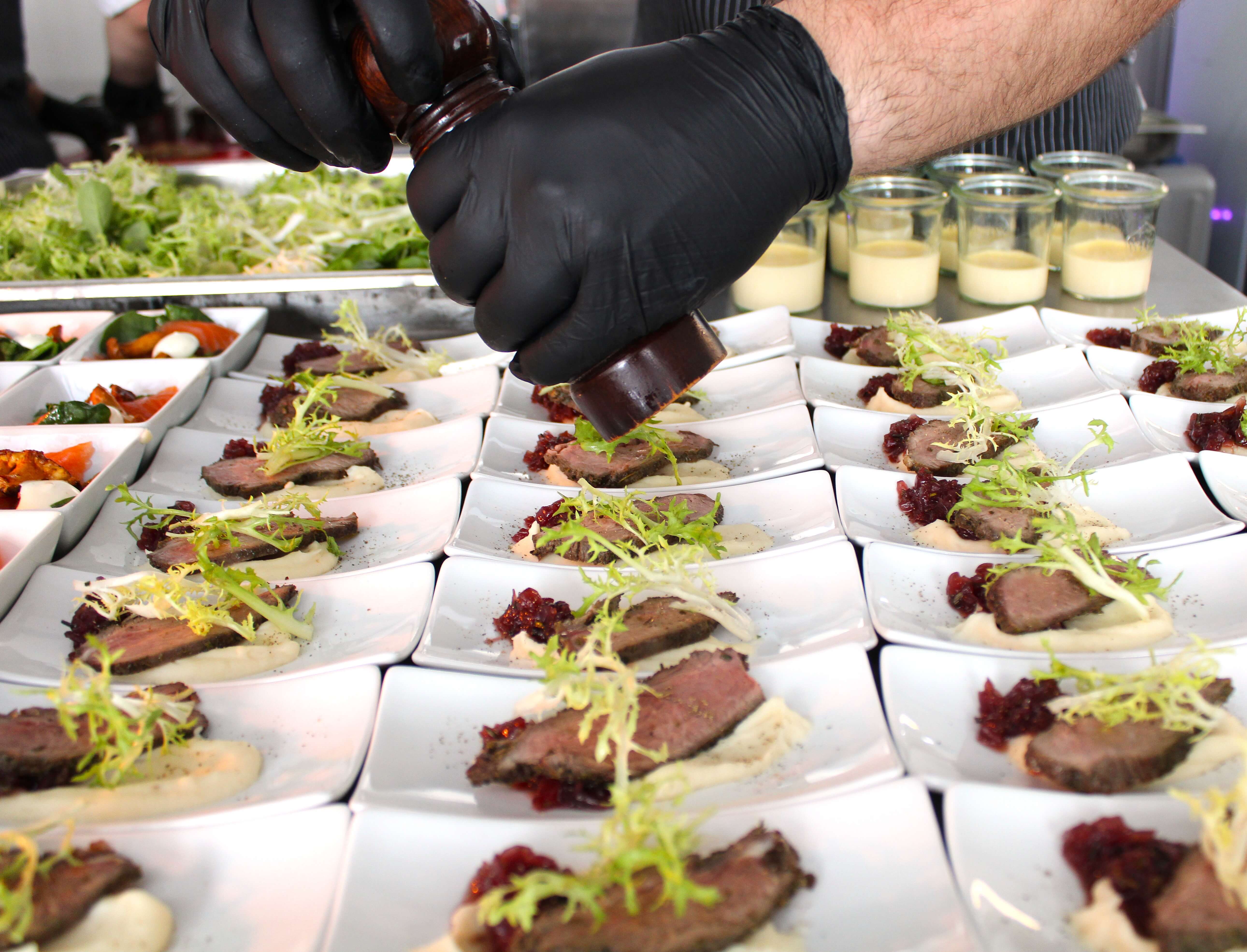 Albertz Catering Hannover - Koch bereitet mit konzentrierter Leidenschaft die Speisen frisch direkt vor den Gästen zu